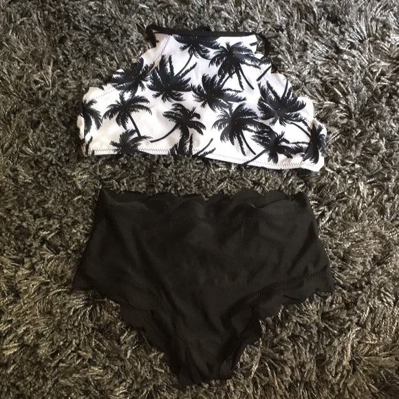 Black and white palm tree with scallops bikini - Picture 1 of 4
